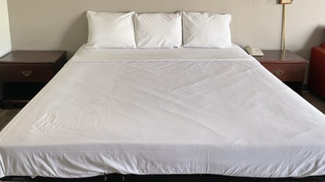 1 King Bed | Non-Smoking, Micfridge