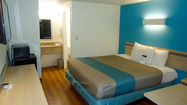 1 King Bed | Smoking