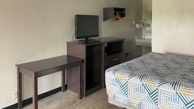 1 Queen Bed | ADA/RI Shower/Non-Smoking