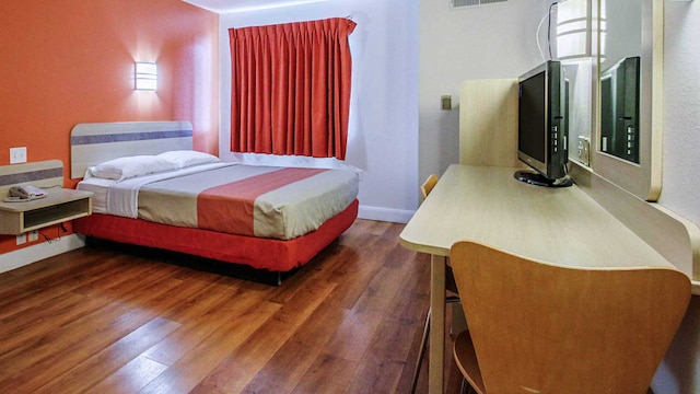 1 Queen Bed | Smoking