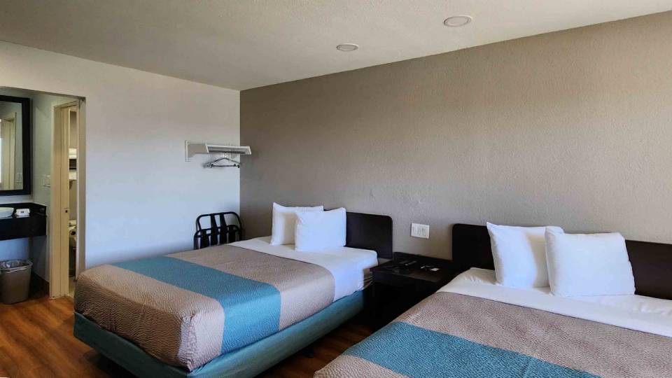 2 Queen Beds | Non-Smoking, Kitchen