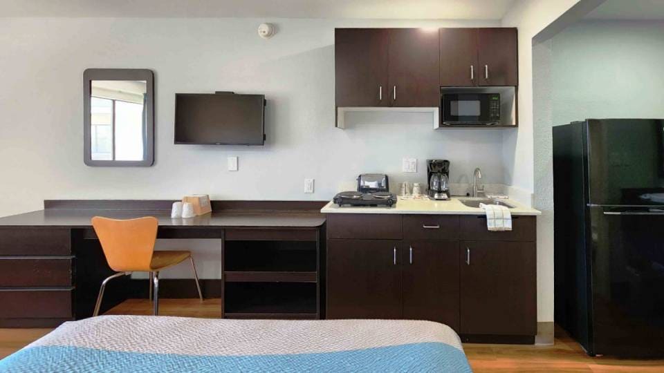 1 King Bed | Non-Smoking, Kitchen