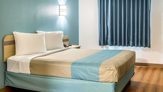 1 Queen Bed | Mob Acc RI Shwr Nsmk Micfridg