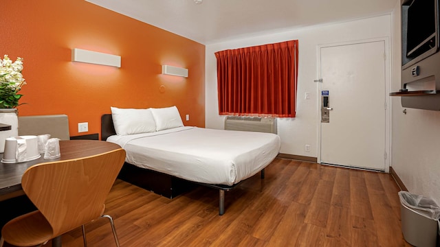 1 Queen Bed | Premium, Mini Fridge