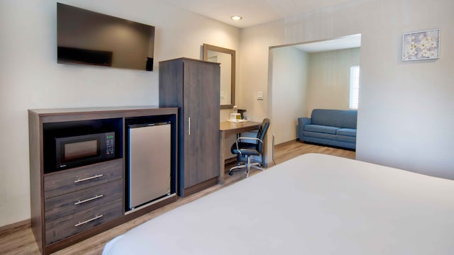 1 King Bed | Mob Acc RI Shwr Nsmk Micfridg