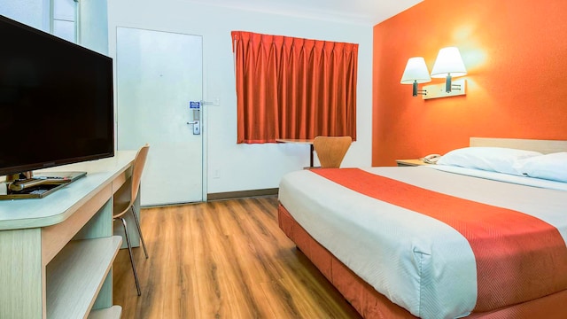 1 Queen Bed | Mini Fridge