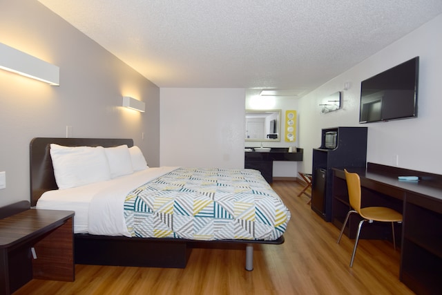 1 King Bed | Non-Smoking, Micfridge