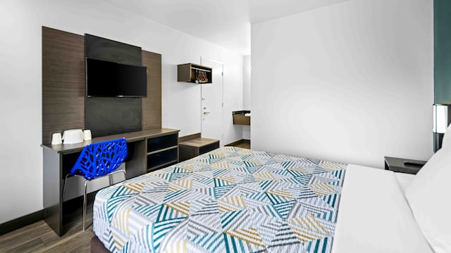 1 Queen Bed | Extended Suite