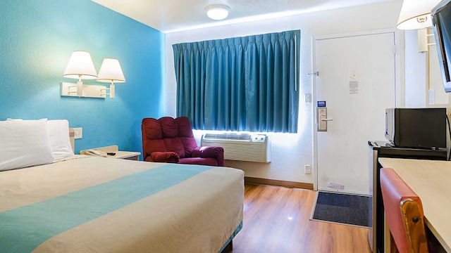 1 KING BED | SMOKING MICFRIDGE