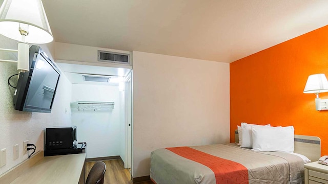 1 KING BED | NON-SMOKING