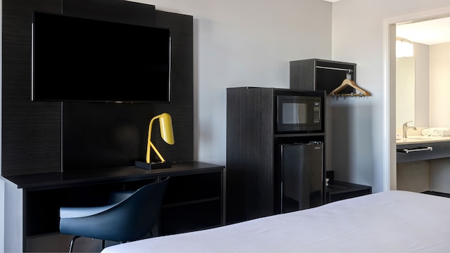 1 King Bed | Mob Acc RI Shwr Nsmk Micfridg