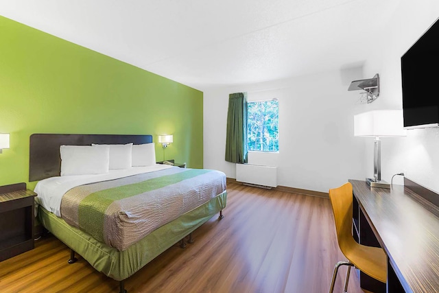 1 King Bed | Non-Smoking