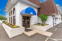 Motel 6 Warminster, PA