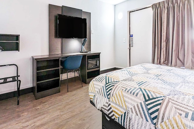 1 Queen Bed | Micfridge