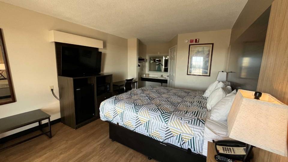 1 King Bed | Non-Smoking, Micfridge