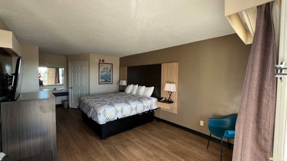 1 King Bed | Mob Acc RI Shwr Nsmk Micfridg