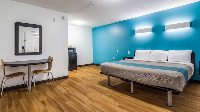 1 King Bed | Non-Smoking, Micfridge