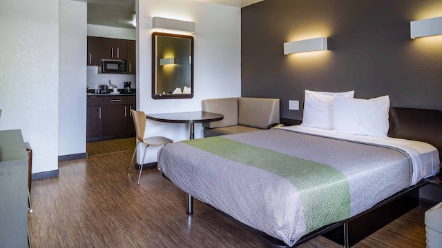 1 Queen Bed | Non-Smoking, Kitchen