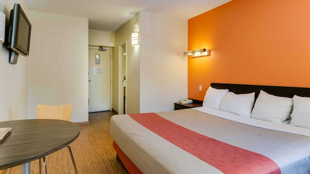 1 King Bed | Non-Smoking