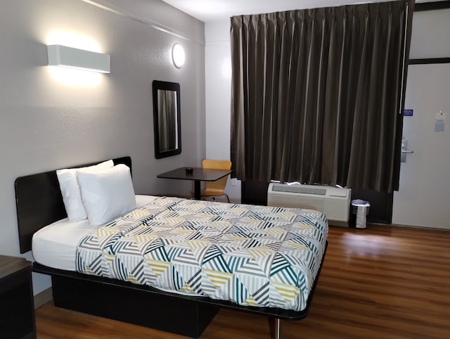 1 Queen Bed | Mobility Accessible Tub Nsmk