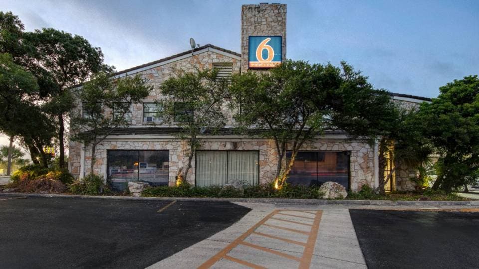 Motel 6 San Antonio, TX - Northwest Medical Center, C78230, San-Antonio