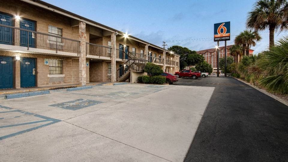 Motel 6 San Antonio, TX - Northwest Medical Center, C78230, San-Antonio