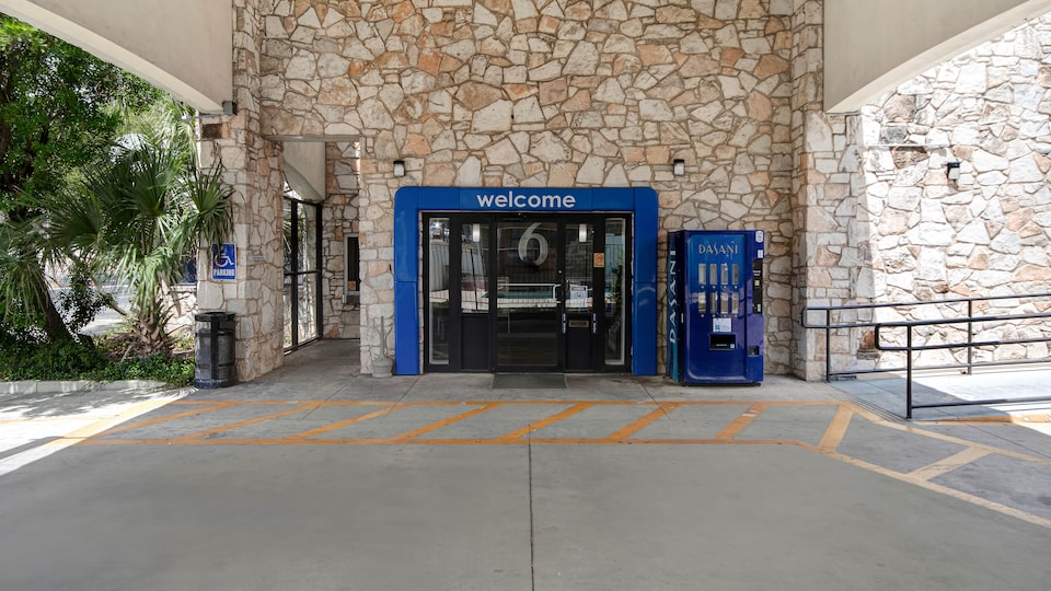 Motel 6 San Antonio, TX - Northwest Medical Center, C78230, San-Antonio