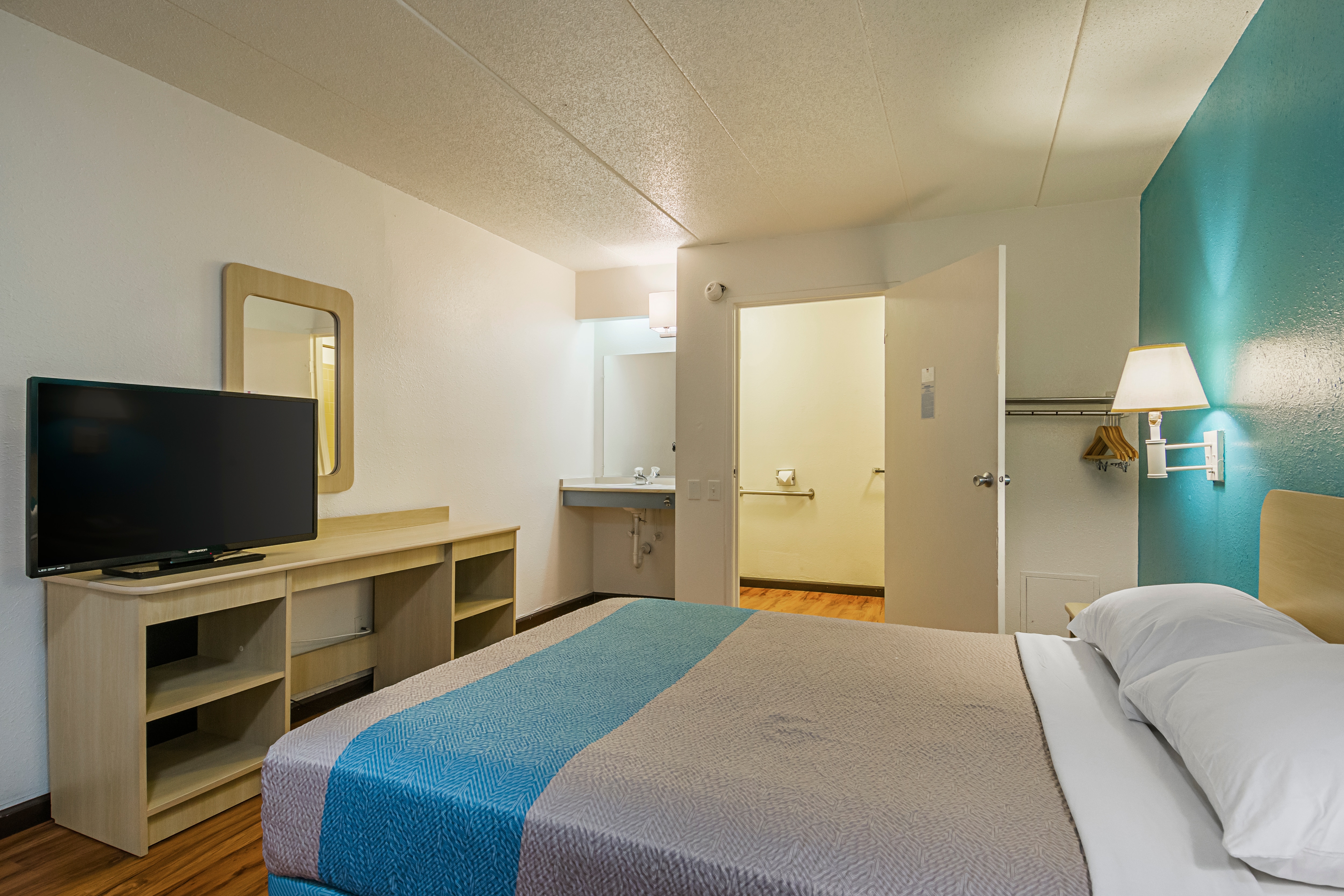 Motel 6 Knoxville, TN - North, Motel 6 Knoxville TN, Book @ $48