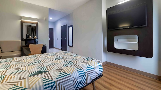 1 Queen Bed | Mobil Acces Tub Nsmk Minifridg