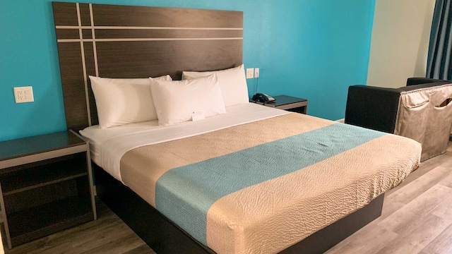 1 King Bed | Mobil Access Tub Nsmk Micfridg