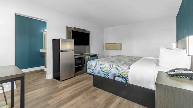 1 King Bed | Non-Smoking, Micfridge