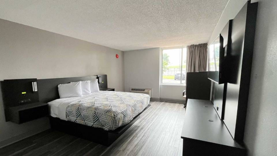 1 King Bed | Non-Smoking, Micfridge