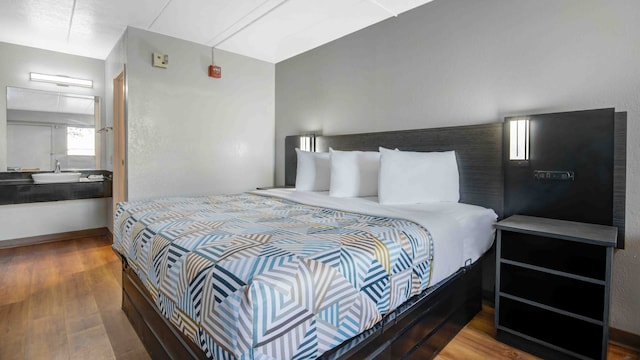 1 King Bed | Smoking