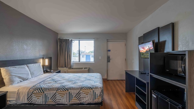 1 King Bed | Smoking