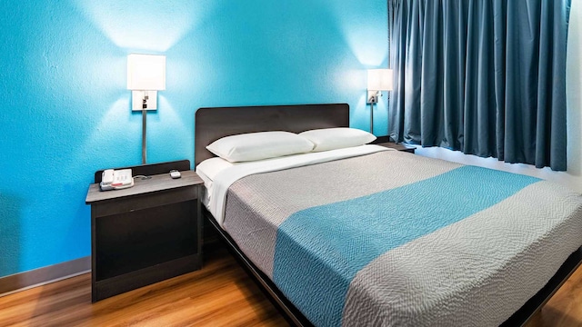 1 Queen Bed | Smoking