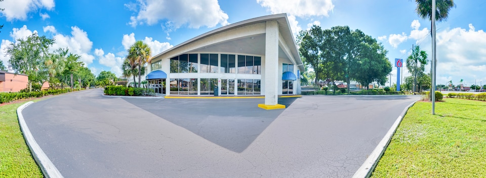Motel 6 Tampa, FL - Fairgrounds, C33510, Tampa