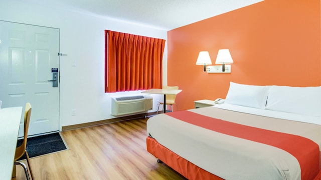 1 Queen Bed | Micfridge