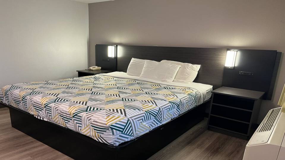 1 King Bed | Non-Smoking
