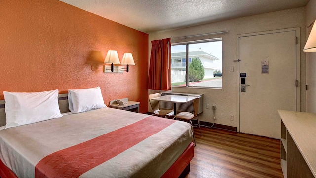 1 Queen Bed | Smoking, Micfridge