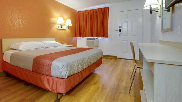 1 Queen Bed | Micfridge