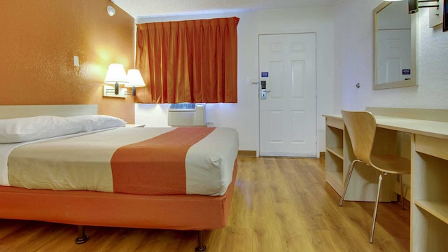 1 Queen Bed | Premium, Micfridge