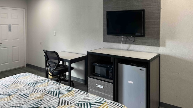 1 King Bed | Non-Smoking, Micfridge