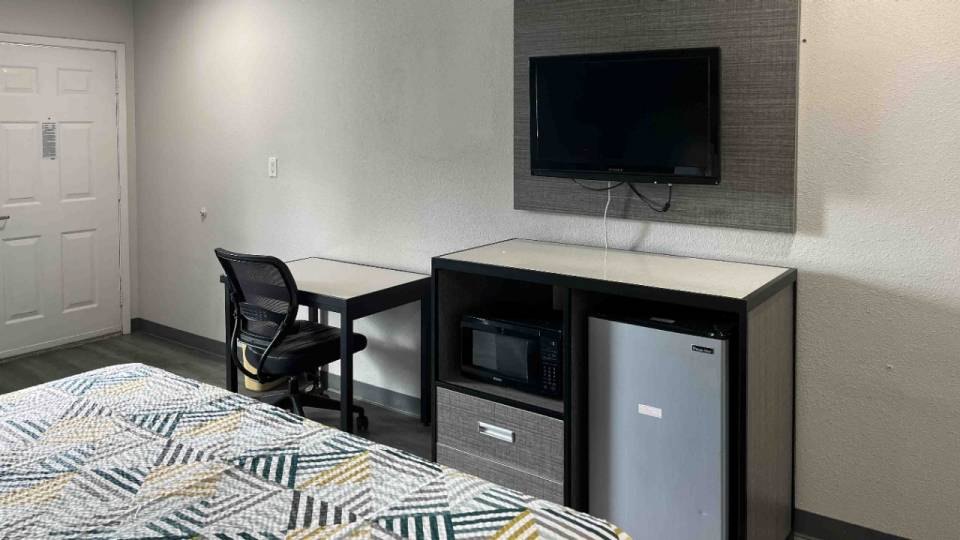 1 King Bed | Non-Smoking, Micfridge