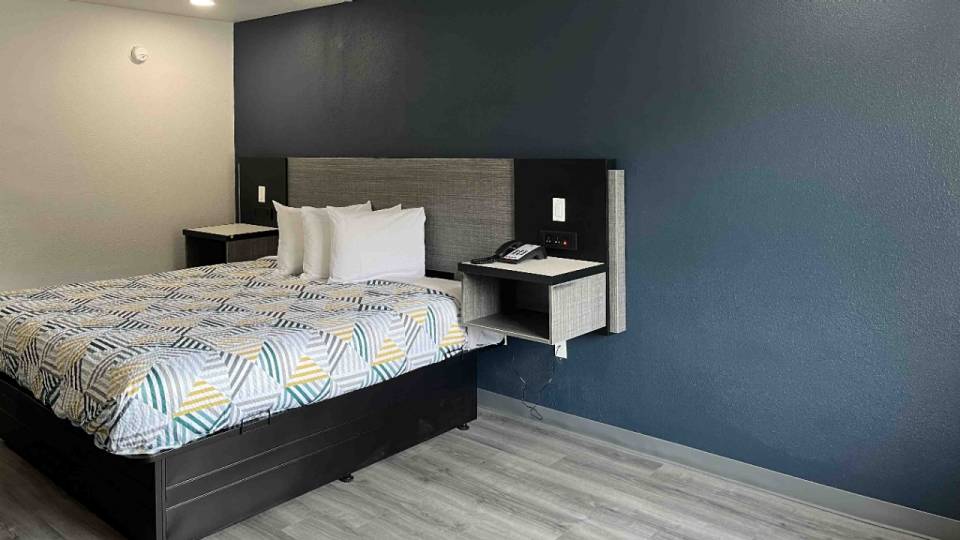 1 King Bed | Non-Smoking, Hot Tub, Micfridge