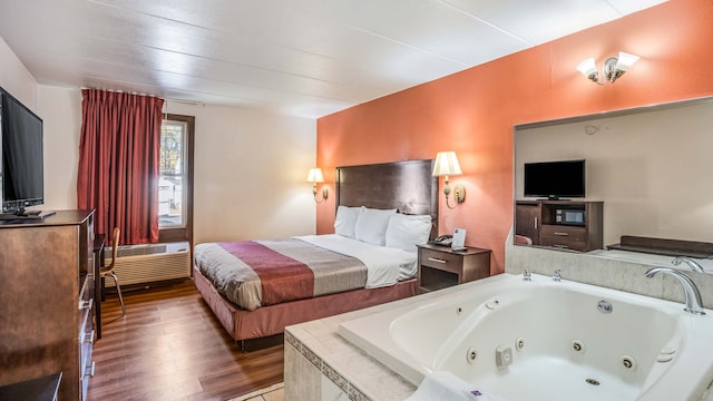 1 King Bed | Non-Smoking, Hot Tub, Micfridge 