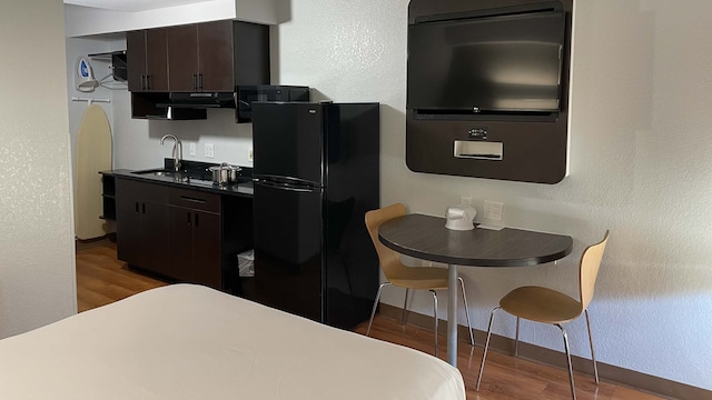 1 King Bed | Smoking, Kitchen