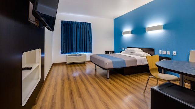 1 Queen Bed | Mob Acc RI Shwr Nsmk Minifridg