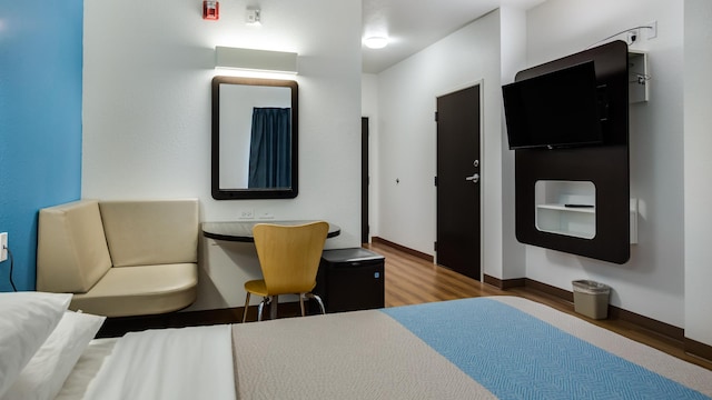 1 Queen Bed | Mobil Acces Tub Nsmk Minifridg