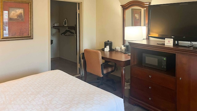 1 Queen Bed | Mobil Access Tub Nsmk Micfridg