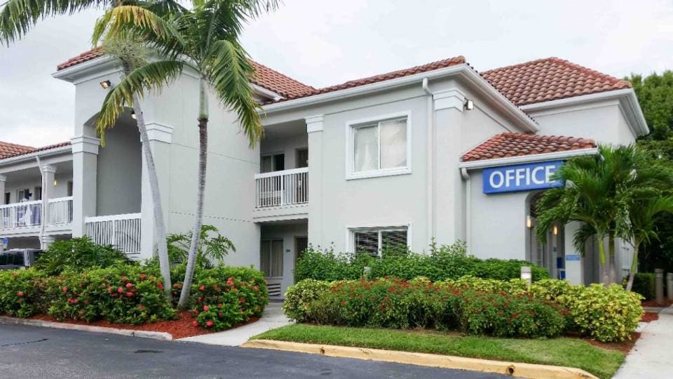 Hotels in Florida Mango Rd Belvedere - Studio 6 West Palm Beach FL Exterior 1748489366